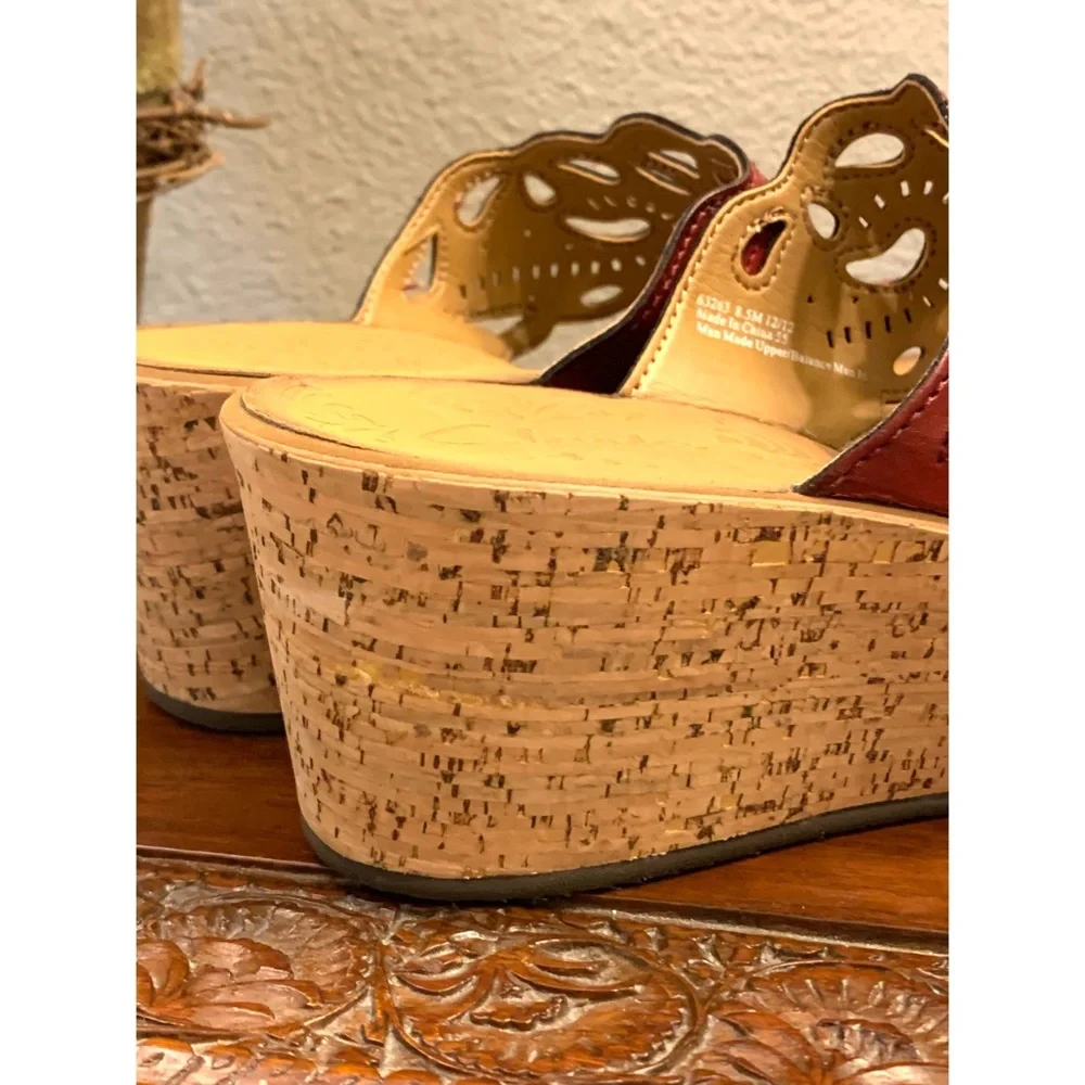 CLARKS WOMEN WEDGE SANDALS 8.5 RED VEGAN LEATHER SHIMMER CORK HEEL SUMMER RESORT
